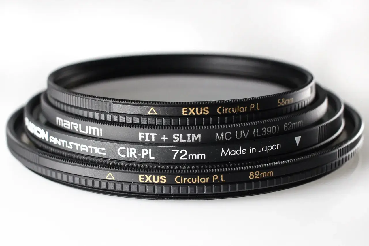 Kilka filtrów na obiektyw: EXUS Circular P.L 58mm, Marumi Antistatic CIR-PL 72mm, MC UV 62mm i EXUS Circular P.L 82mm.