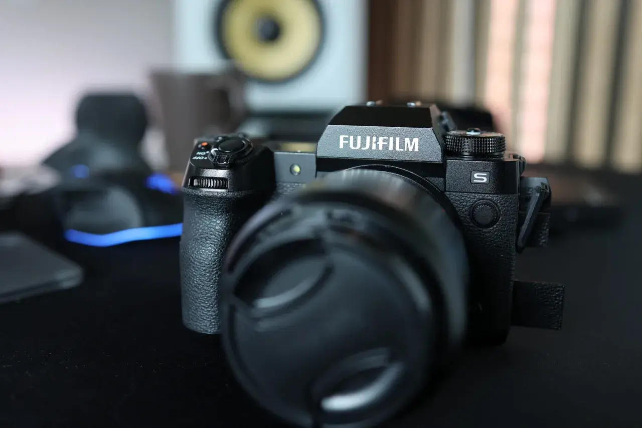 Czarny aparat Fujifilm H2S z obiektywem i zaślepką na obiektyw, gotowy do uchwycenia kolejnych chwil.