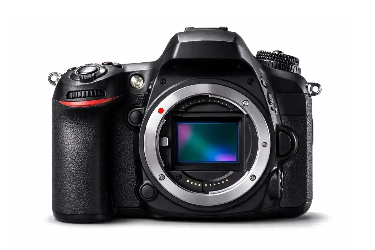 Czarny aparat Nikon z widocznym sensorem. Dowiedz się, jak sprawdzić przebieg aparatu Nikon, by ocenić jego stan.