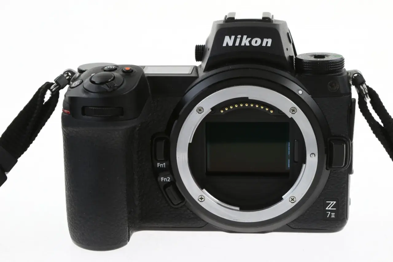 Czarny aparat Nikon Z7 III z obiektywem bez obiektywu, gotowy do uchwycenia kolejnego arcydzieła.