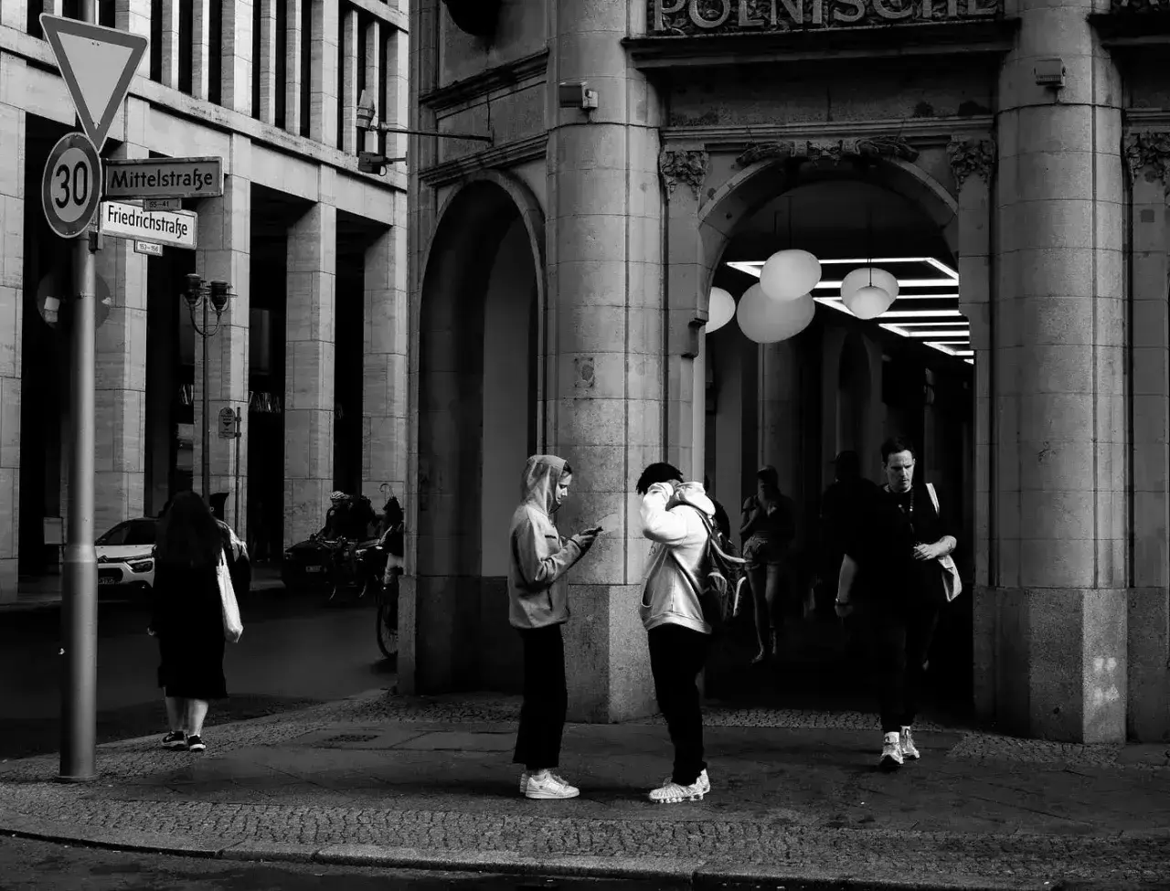 Street photography w czerni i bieli. Ludzie na ulicy, znaki drogowe, architektura.