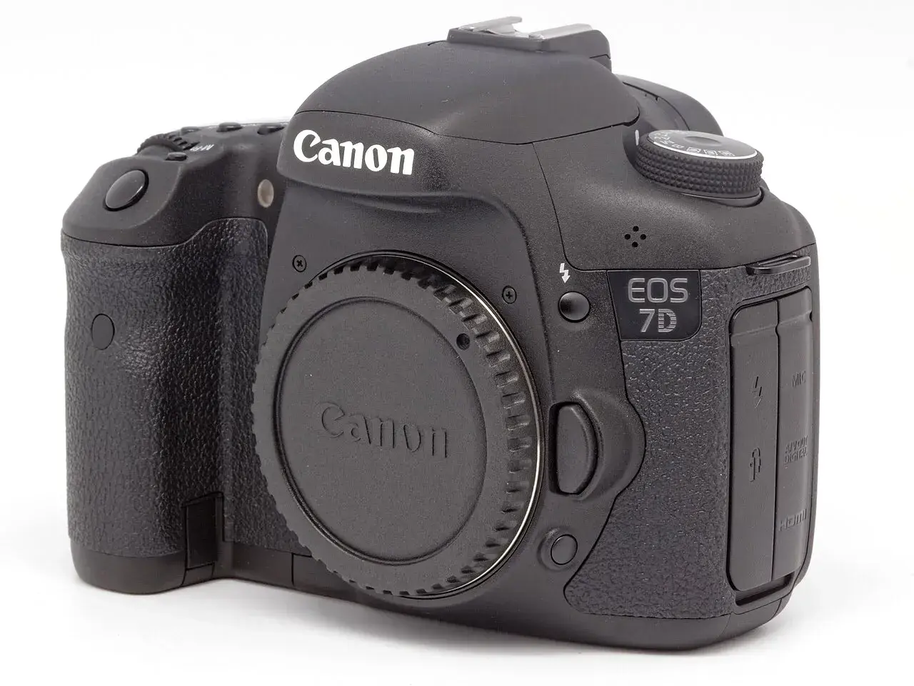Czarna lustrzanka Canon EOS 7D z obiektywem.