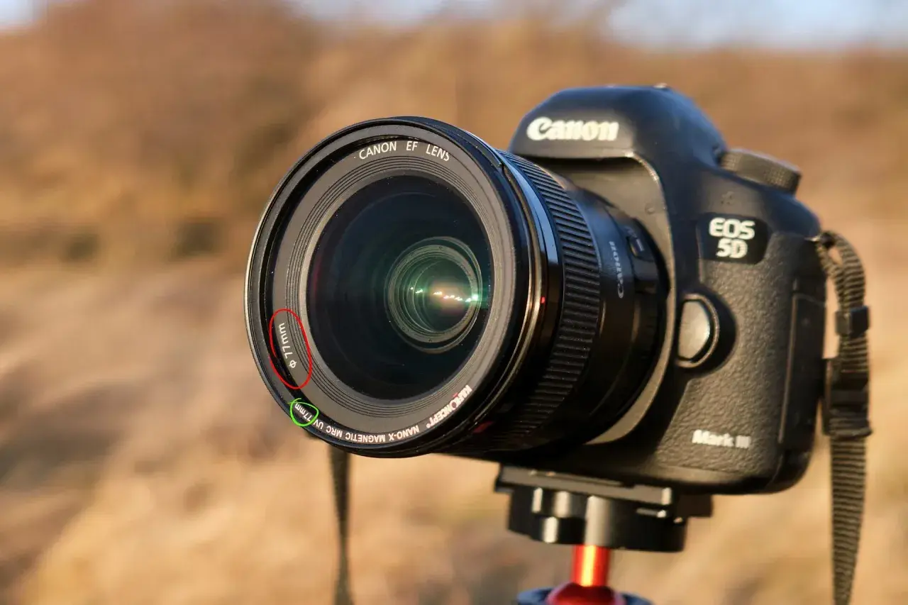 Canon EOS 5D Mark III z obiektywem Canon EF Lens 77mm, gotowy do robienia zdjęć. Widać oznaczenie średnicy filtra 77mm.