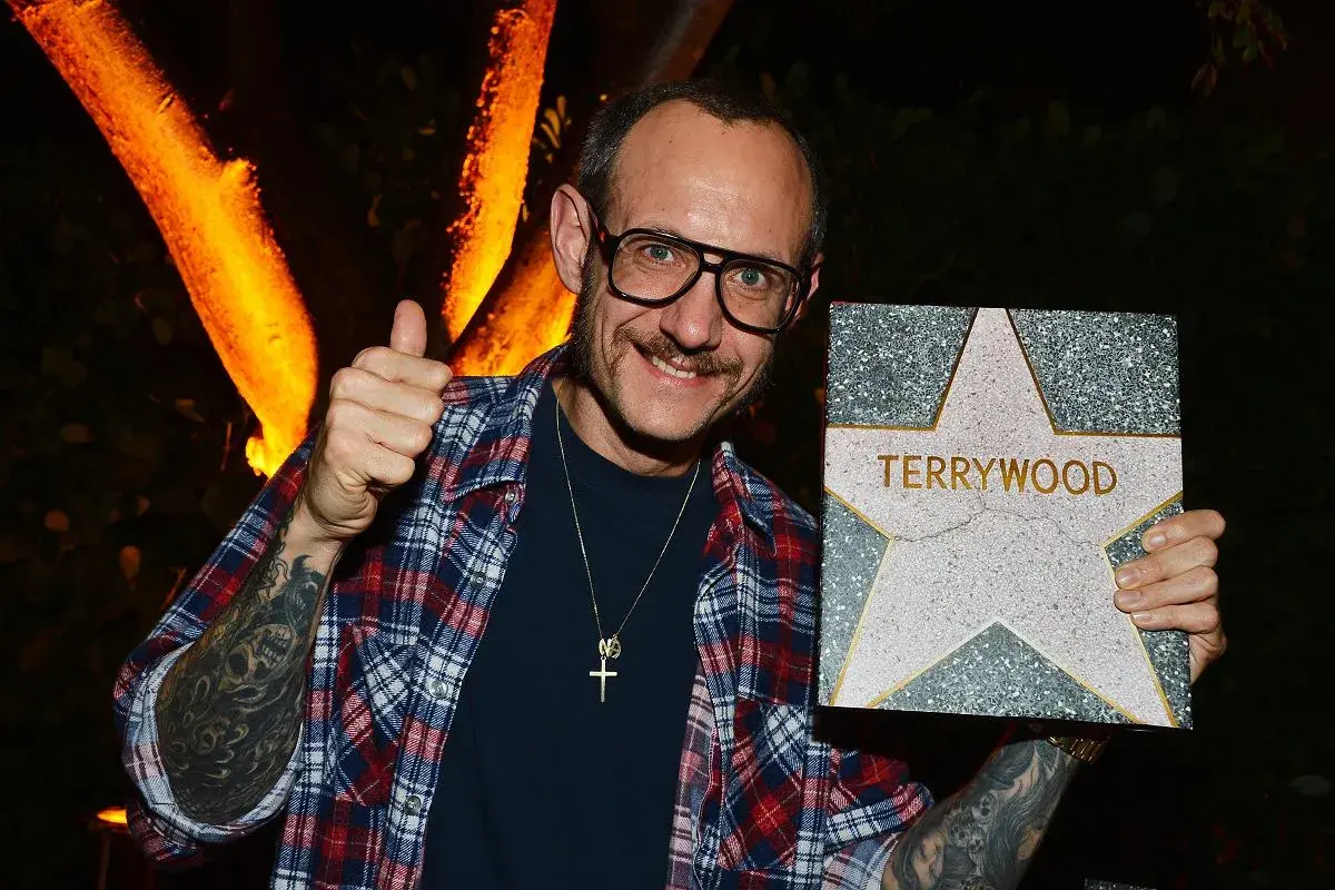 Terry Richardson z gwiazdą "TERRYWOOD" i kciukiem w górę.