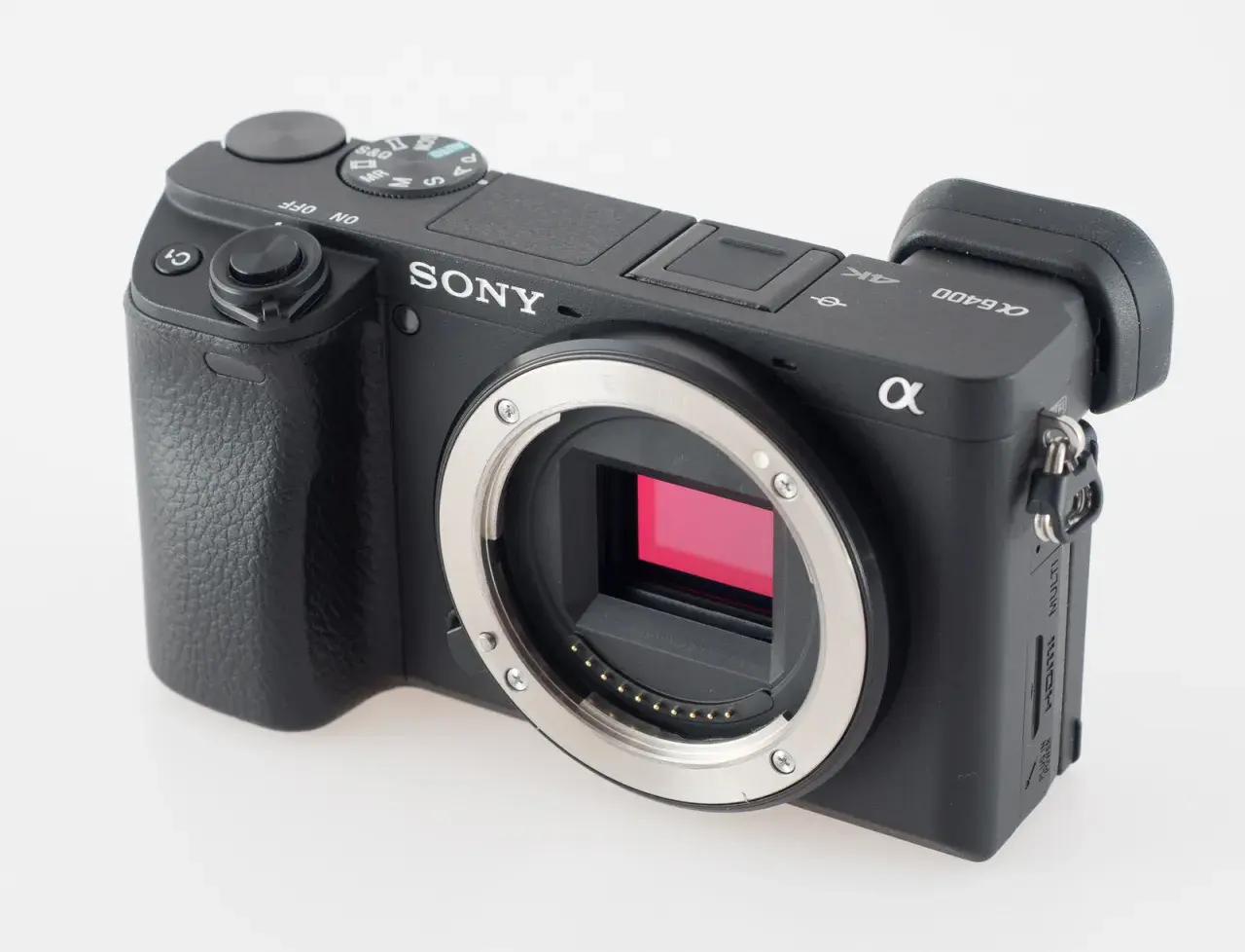 Czarny aparat Sony a6400 z obiektywem E-mount, gotowy do testów.