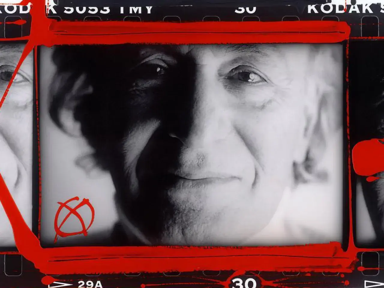Portret mężczyzny z charakterystycznym symbolem anarchii, w stylu **William Klein**. Czerwone pociągnięcia farby dodają dynamiki.