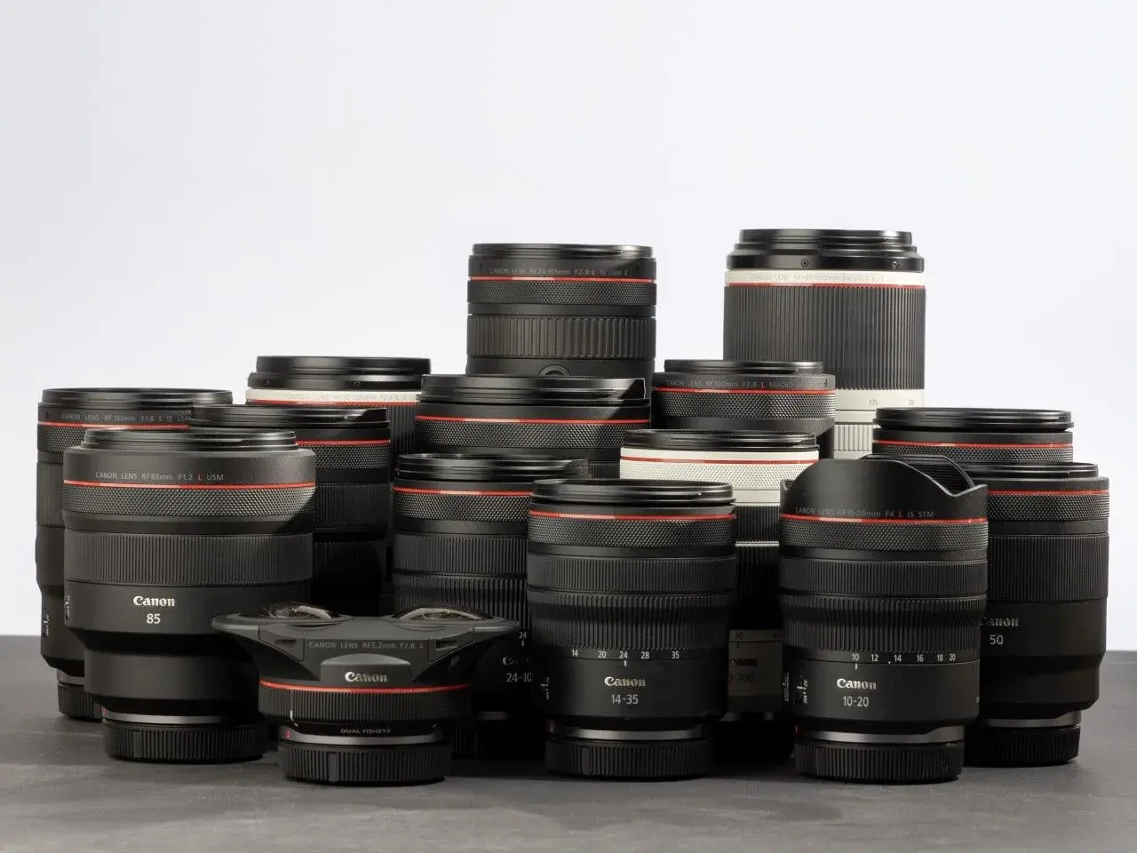 Kolekcja obiektywów Canon, w tym modele RF 85mm F1.2 L USM i RF 14-35mm F4 L IS STM, stanowią wyzwanie dla każdego konkurenta.