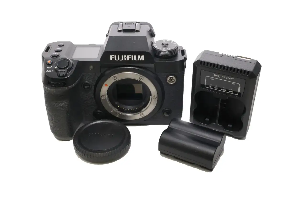 Aparat Fujifilm H2S z akcesoriami: ładowarka, bateria i dekielek. Gotowy do akcji!