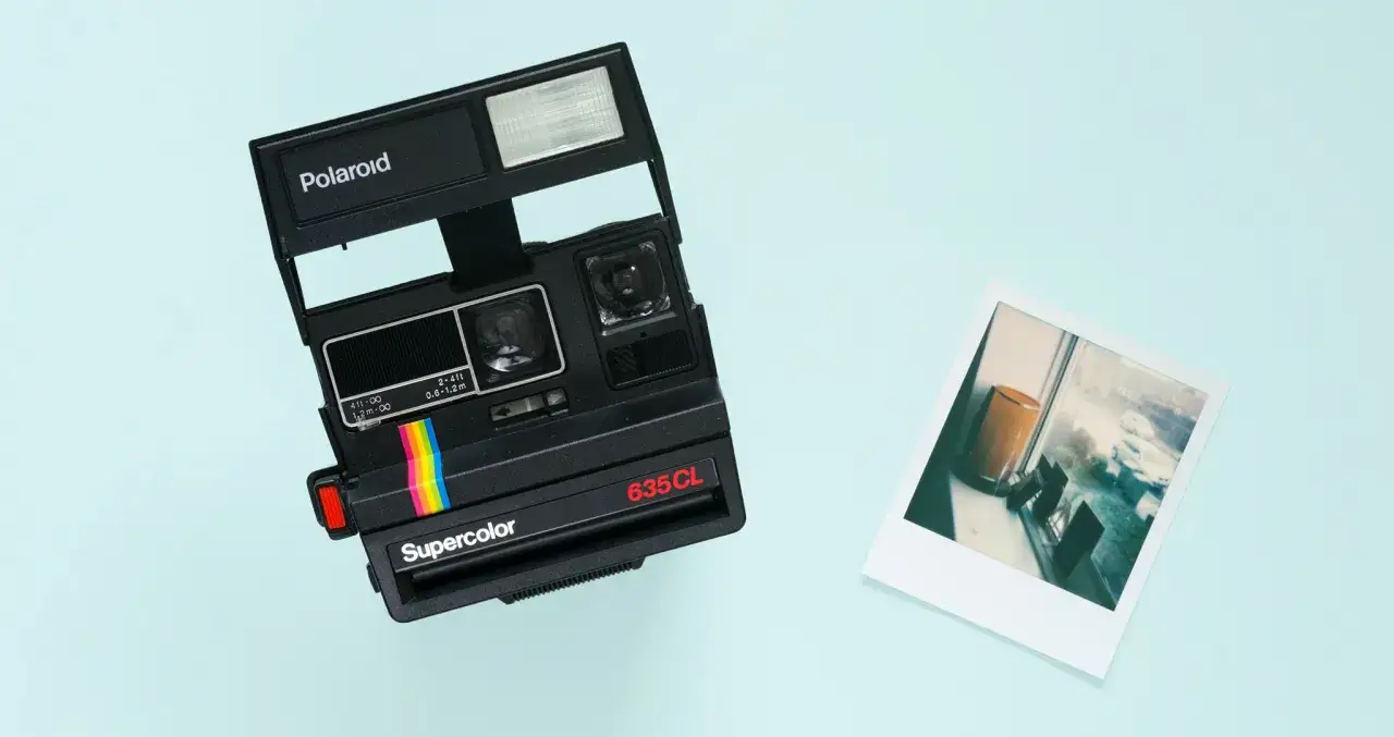 Czarny aparat Polaroid 635CL i gotowe zdjęcie z okna. To jest właśnie polaroid, co to za magia!