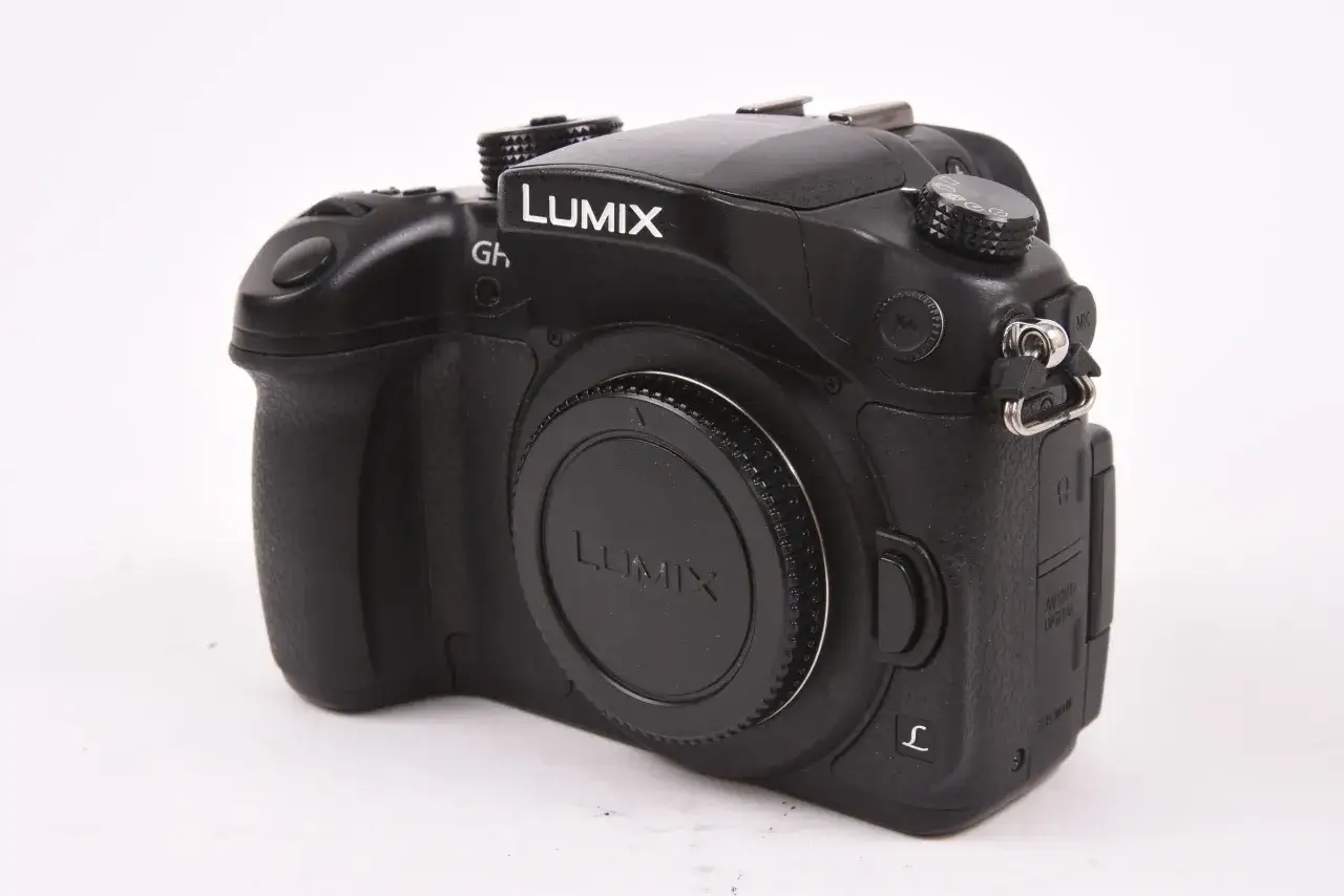 Czarny aparat Panasonic Lumix GH4 z obiektywem Lumix.