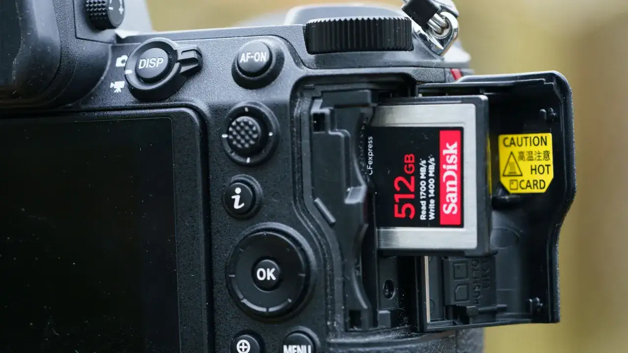 Włożona do aparatu karta pamięci SanDisk 512 GB, gotowa do zapisywania zdjęć.
