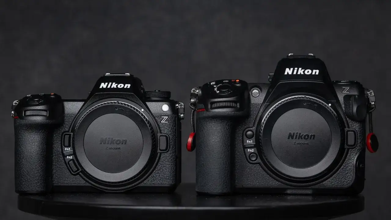 Dwa aparaty Nikon Z, w tym potencjalny Nikon Z7 III, prezentują się obok siebie.