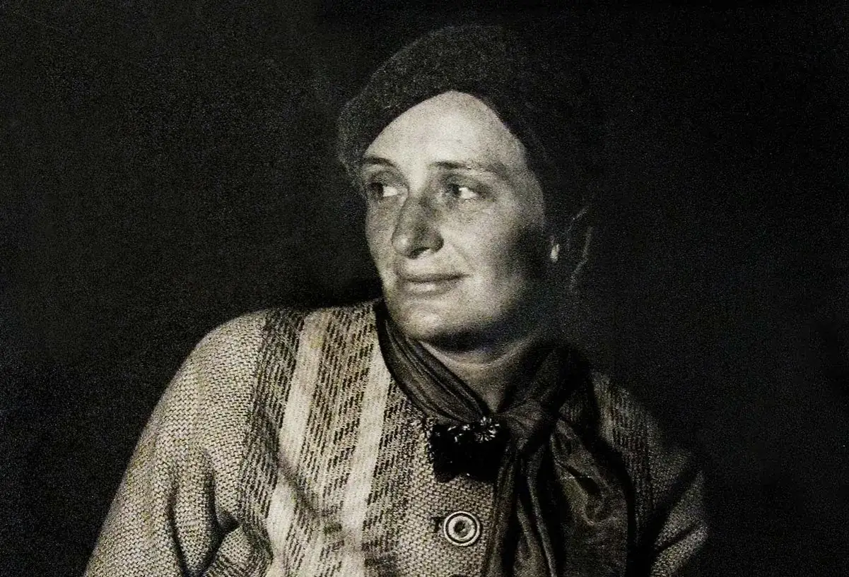 Portret kobiety w beretce i wzorzystym swetrze. Jedna z wielu znanych fotografek, kt&oacute;re uwieczniono na zdjęciach.