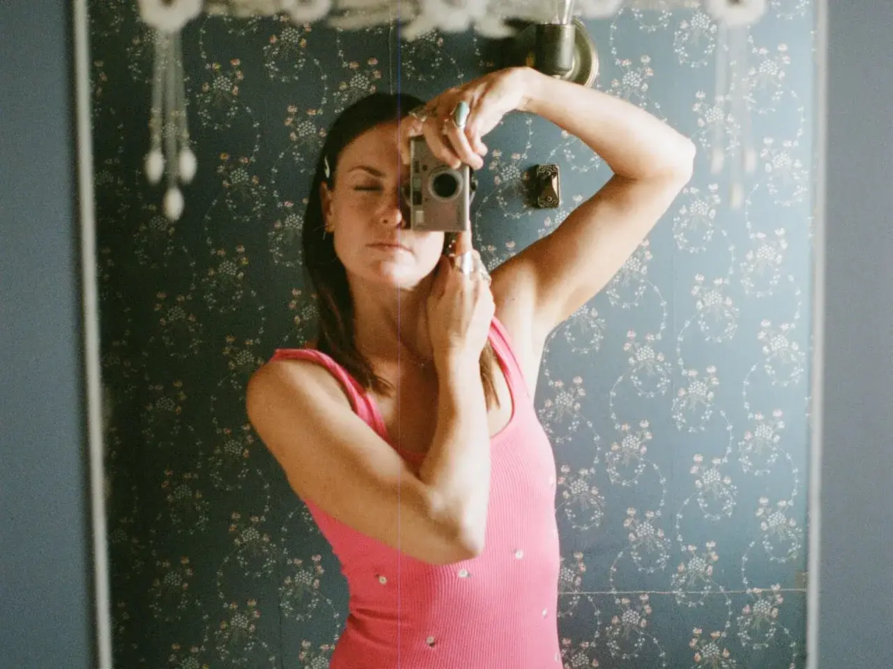 Magdalena Wosińska robi sobie selfie w łazience z aparatem w dłoniach.