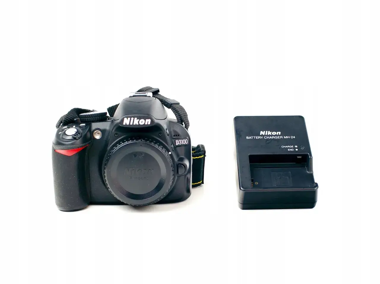 Nikon D3100 z ładowarką MH-24. Aparat cyfrowy z obiektywem i paskiem.