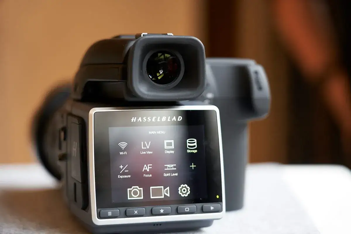 Profesjonalny aparat Hasselblad, najdroższy sprzęt dla pasjonat&oacute;w fotografii, z ekranem dotykowym i menu.