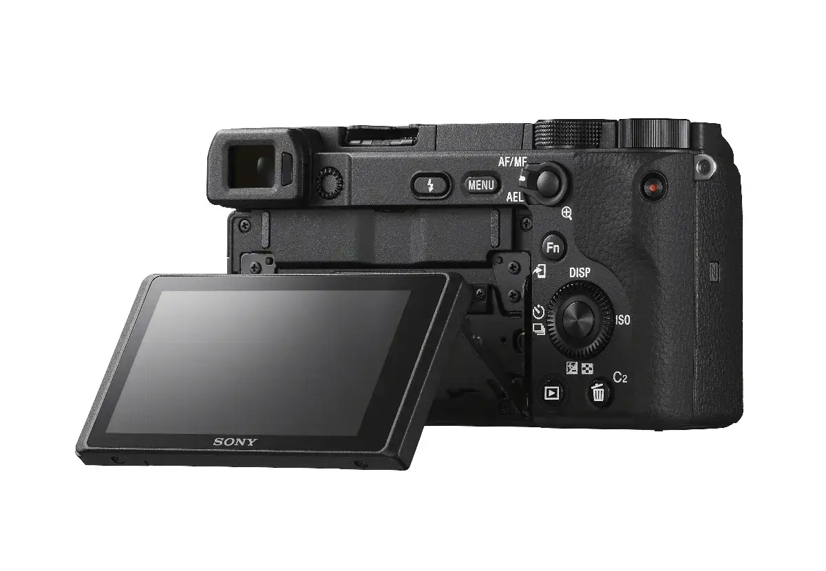 Tył aparatu Sony a6400 z uchylnym ekranem LCD. Widoczne przyciski sterujące i pokrętła.