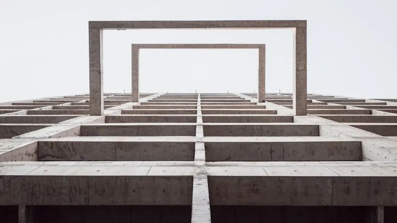 Betonowe ramy tworzą perspektywę w tej fotografii architektury.