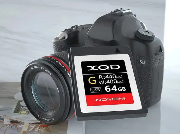 Profesjonalna lustrzanka z obiektywem i kartą pamięci XQD 64GB. Idealny zestaw do uchwycenia każdej chwili.