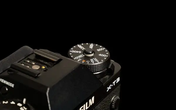 Pokrętło aparatu Fujifilm X-T3 z oznaczeniami czułości ISO: 160, 200, 400, 800, 600, 3200, 6400, 12800.