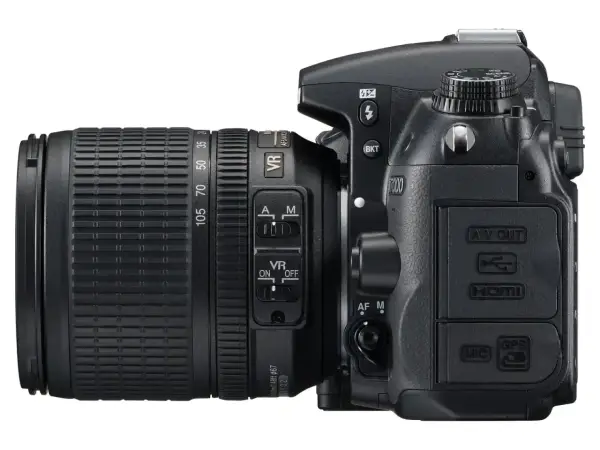 Nikon D7000 z obiektywem. Szczegółowe nikon d7000 dane techniczne widoczne na przyciskach i złączach: HDMI, MIC, GPS.